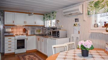 House | Private kitchen | Fridge, cookware/dishes/utensils