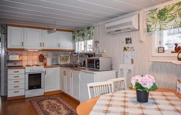 House | Private kitchen | Fridge, cookware/dishes/utensils