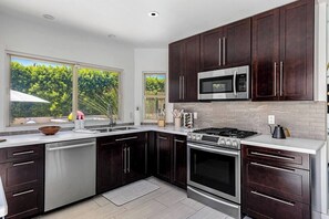 Geladeira, micro-ondas, fogão, cooktop