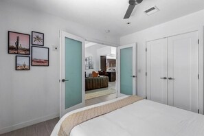 3 habitaciones, escritorio y tabla de planchar con plancha