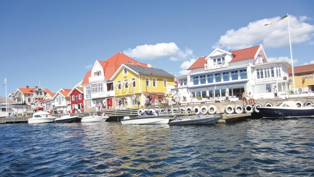 A harbor with colorful buildings and boats docked. - Beautiful Apartment in Kungshamn With 3 Bedrooms and Wifi (Kungshamn)