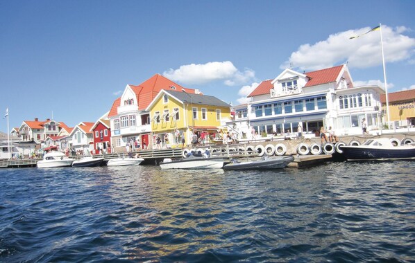 Exterior - Beautiful Apartment in Kungshamn With 3 Bedrooms and Wifi (Kungshamn)