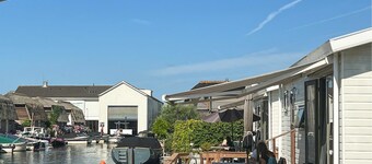 บ้านที่น่าทึ่งที่ Breukelen พร้อมห้องนอน 2 ห้องและ Wifi