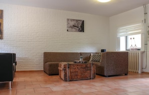 Apartment (Vakantiewoning 1) | Living room | TV, table tennis - Vakantiewoning 1 (Simpelveld)