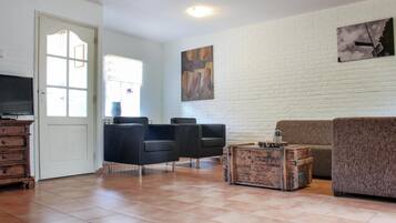 Apartment (Vakantiewoning 1) | Wohnzimmer | Fernseher, Tischtennisplatte