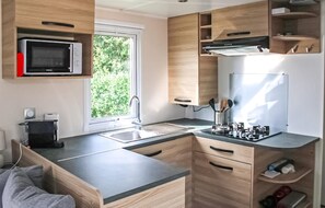 House | Private kitchen - Beautiful Home in Renesse With 3 Bedrooms and Wifi (Renesse)