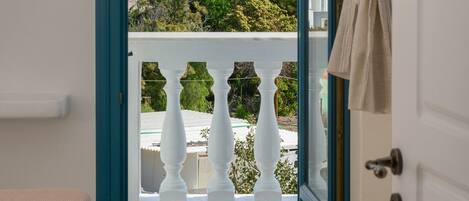 2 عدّة غرف نوم وخزنة داخل الغرفة وتجهيزات عازلة للصوت ومكواة/لوح كي