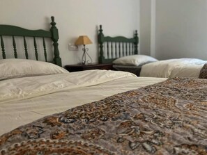2 habitaciones y tabla de planchar con plancha 