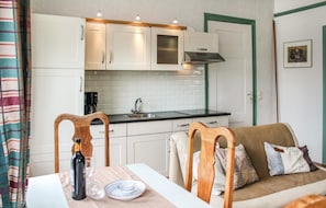 Apartemen | Dapur pribadi | Lemari es, peralatan masak/sendok-piring, dan meja makan