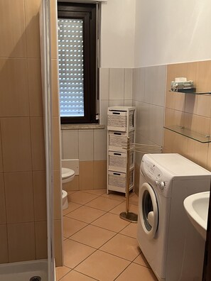 Dusche, Haartrockner, Bidet, Handtücher