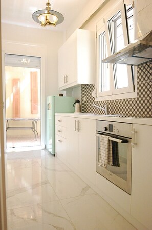 Een oven, kookgerei, borden en bestek