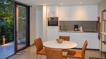 Huis | Privékeuken | Een koelkast, kookgerei, borden en bestek