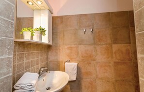 Bathroom - Beautiful Home in Kotor With 3 Bedrooms and Wifi (Kotor)