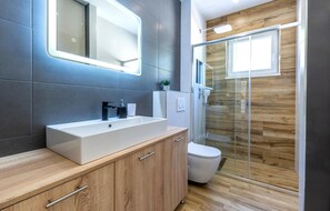 Bathroom - Awesome Apartment in Podstrana With Outdoor Swimming Pool, Wifi and 3 Bedrooms (Podstrana)