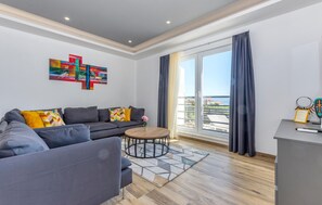 Living room - Awesome Apartment in Podstrana With Outdoor Swimming Pool, Wifi and 3 Bedrooms (Podstrana)