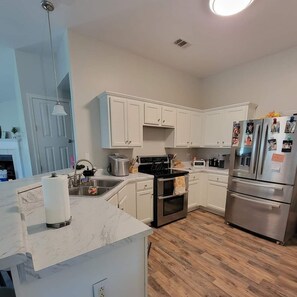 Private kitchen - Beach, shopping and Restaruants (Foley)