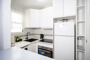 Een koelkast, een microgolfoven, een oven, een kookplaat