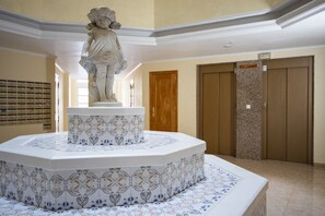 المنشأة من الداخل