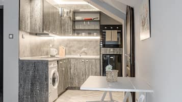 Fridge, oven, stovetop, coffee/tea maker