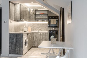 Kjøleskap, ovn, kokeplater og kaffetrakter/tekoker