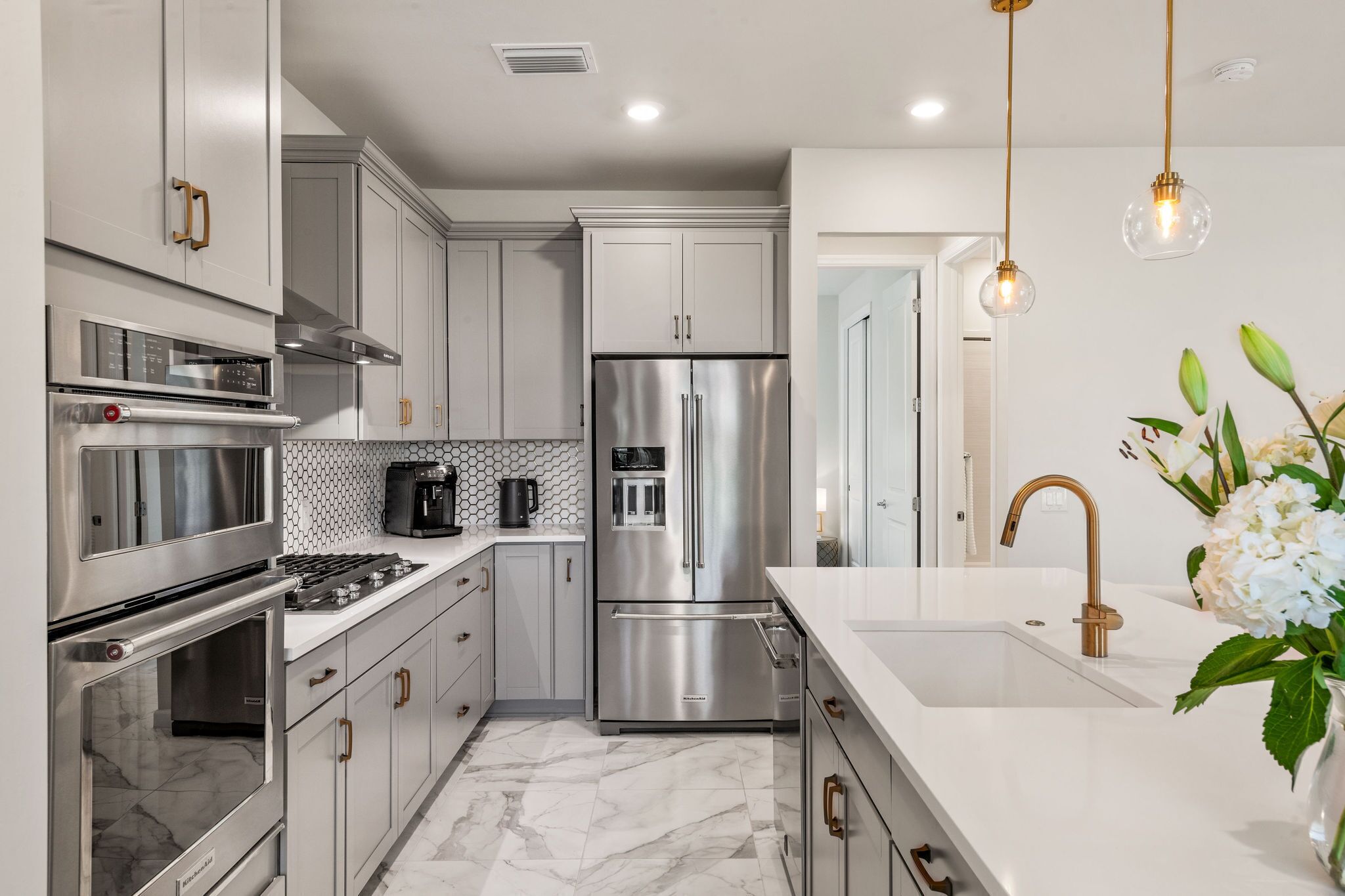 Jääkaappi, mikroaaltouuni, uuni, liesi