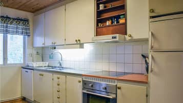 Hus | Eget kök | Kylskåp och grytor/köksredskap