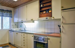 House | Private kitchen | Fridge, cookware/dishes/utensils