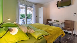 A bedroom with a bed, a desk, a chair, and a TV. - Stunning Apartment in Medulin With Wifi (Medulin)