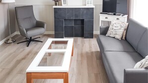 House | Living room | TV - Stunning Home in Breskens With 2 Bedrooms and Wifi (Breskens)