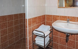 Bathroom - Nice Home in Grossklein With 1 Bedrooms and Indoor Swimming Pool (Großklein)