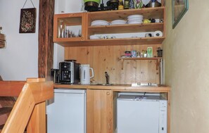 House | Private kitchen | Fridge, cookware/dishes/utensils