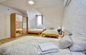 House | 5 bedrooms, free WiFi, bed sheets