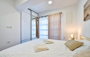 House | 5 bedrooms, free WiFi, bed sheets - Amazing Home in Donja Batina With Wifi, Outdoor Swimming Pool and Heated Swimming Pool (Zlatar)