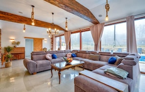 Ferienhaus | Wohnzimmer | Smart-TV, Tischfußball, Tischtennisplatte