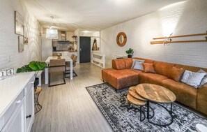Casa | Sala d'estar | Televisor i taula de tennis de taula 