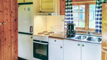 House | Private kitchen | Fridge, cookware/dishes/utensils