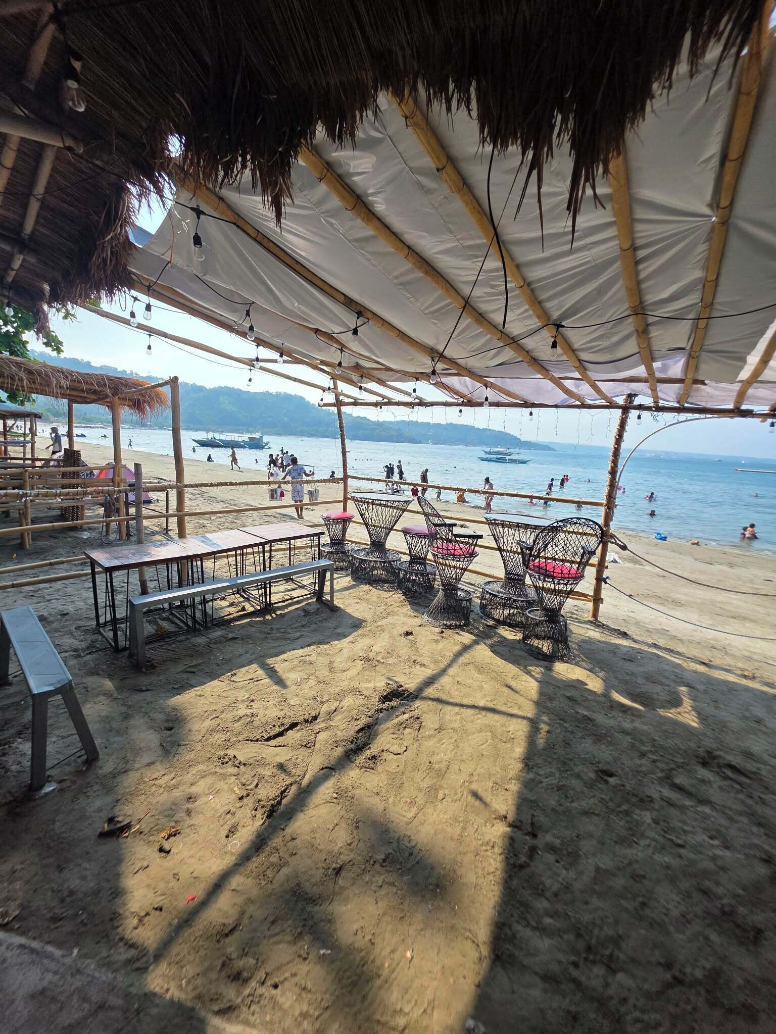 Ubicación cercana a la playa y 2 bares en la playa