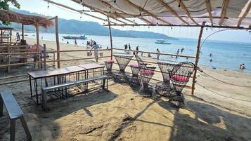 Ubicación cercana a la playa y 2 bares en la playa