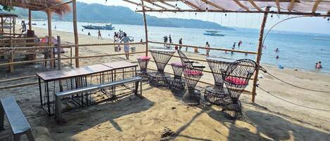 Playa en los alrededores y 2 bares en la playa