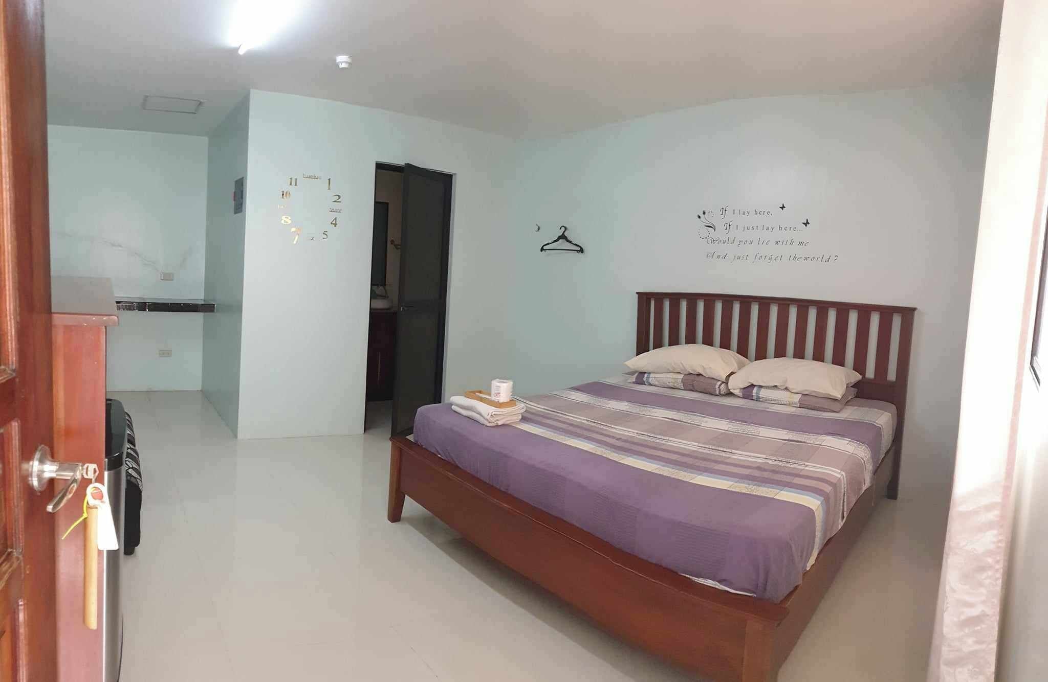 Espacio para trabajar con laptop, wifi gratis y ropa de cama 