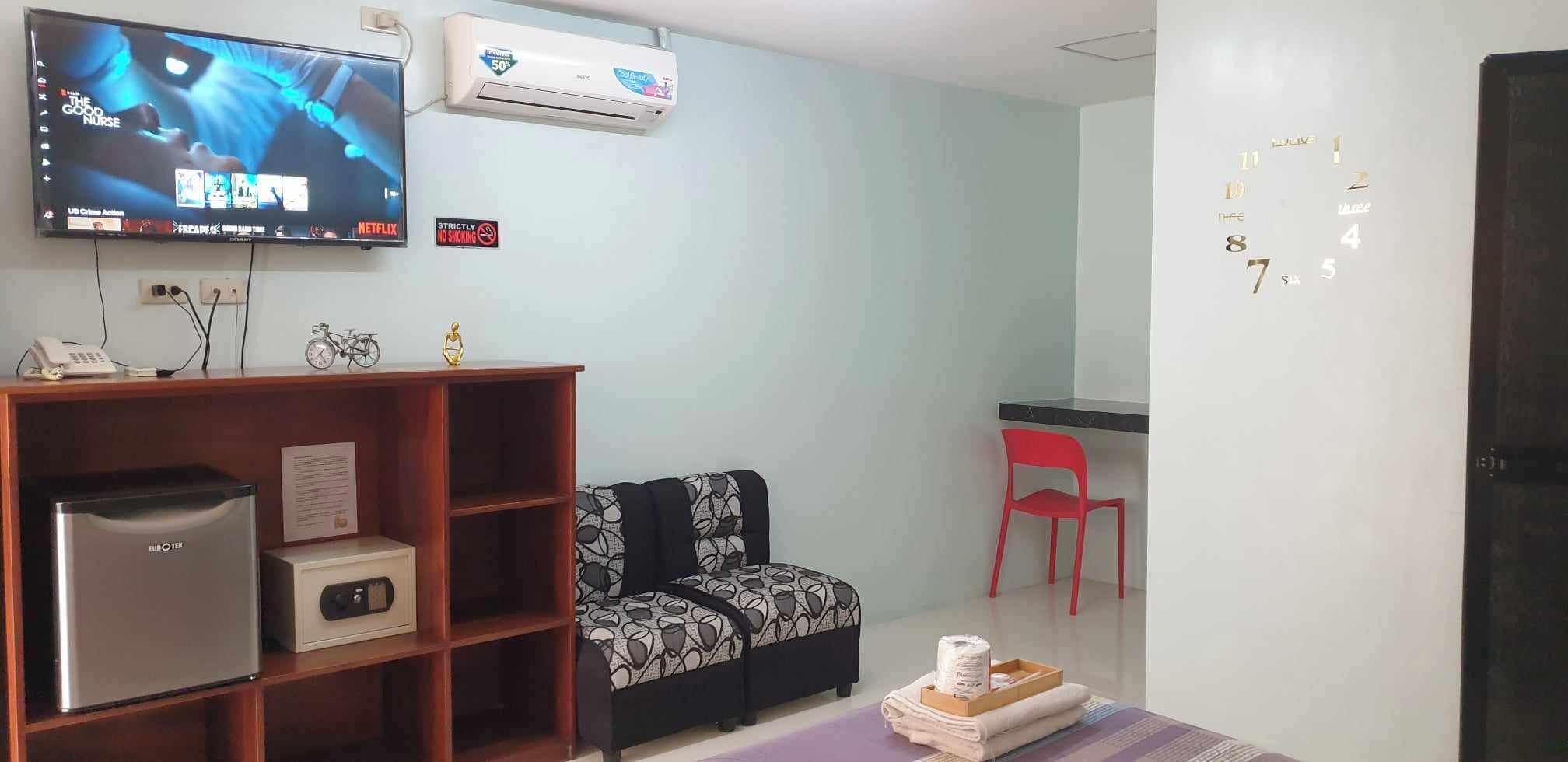 Luxury Room, 1 King Bed | Laptop workspace, free WiFi, bed sheets