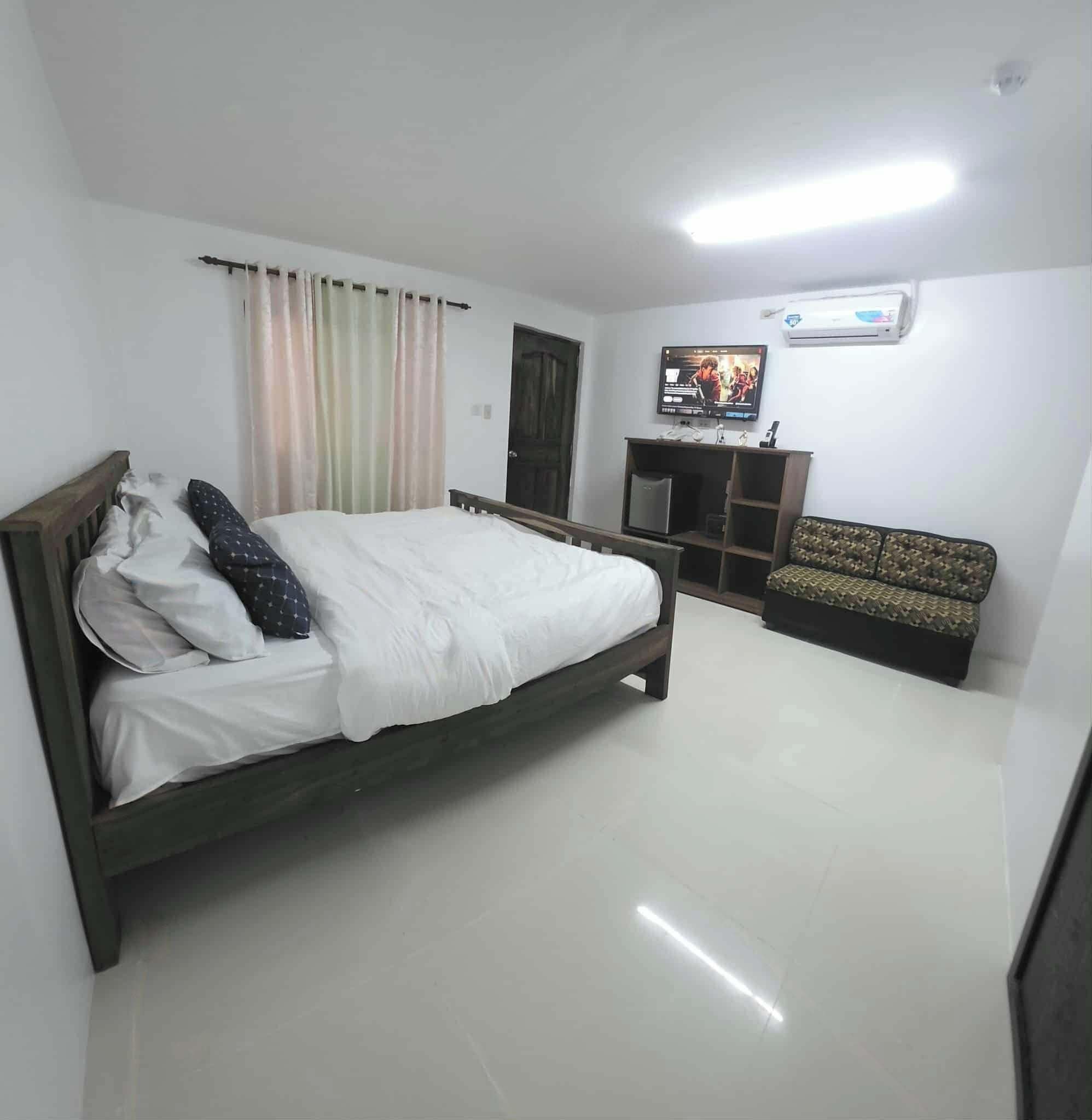 Quarto superluxo, 1 cama King | Espaço de trabalho para notebook, Wi-Fi de cortesia, roupa de cama