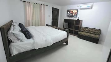 Laptop workspace, free WiFi, bed sheets