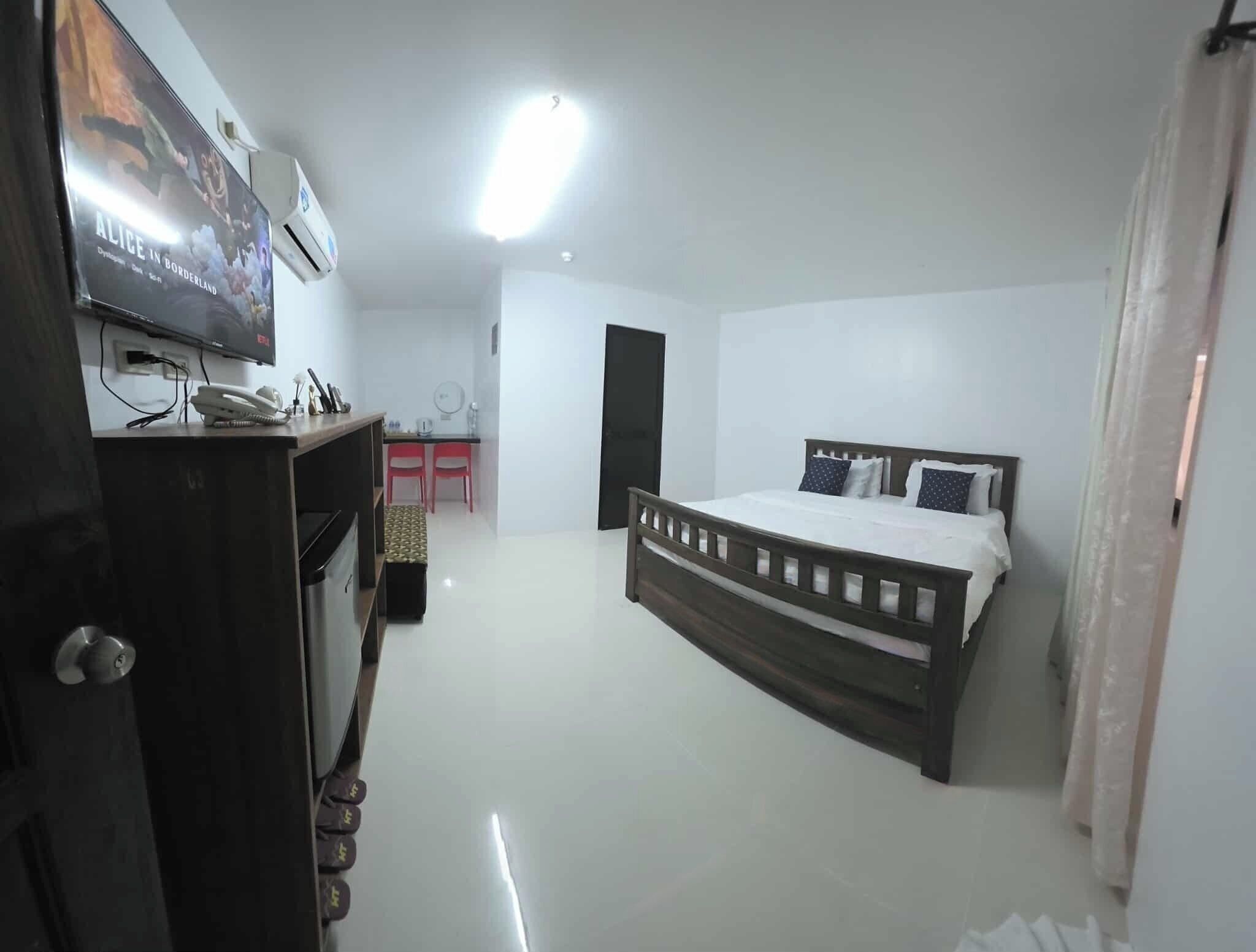 Quarto superluxo, 1 cama King | Espaço de trabalho para notebook, Wi-Fi de cortesia, roupa de cama