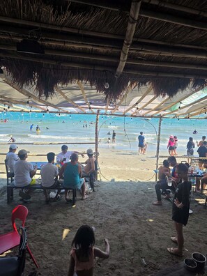 Gần bãi biển, 2 quán bar trên bãi biển 