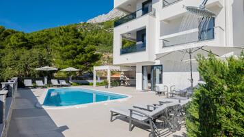 Outdoor pool, a heated pool