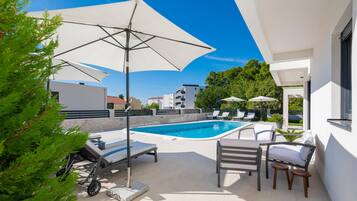 Alberca al aire libre y alberca climatizada