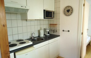 Apartment (De Eekhof - appartement 8) | Private kitchen | Fridge, cookware/dishes/utensils