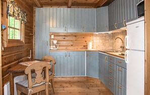 House | Private kitchen | Fridge, cookware/dishes/utensils
