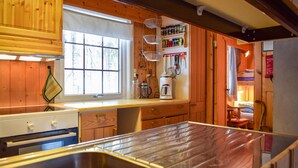 Maison (Granli) | Cuisine privée | Réfrigérateur, vaisselle et ustensiles